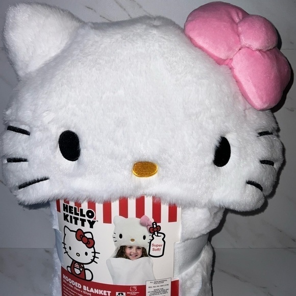 Hello Kitty Hooded Blanket - Picture 5 of 10